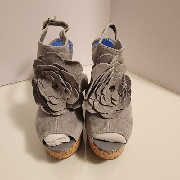 Lui Chung Grey Suede Floral Wedge Sandals - Picture 3 of 8